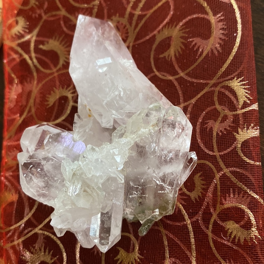 🔥AAA QUALITY QUARTZ CLUSTER🔥Points all over + 🌈. 3”X 2.5”X1”. STUNNING - Picture 4 of 17